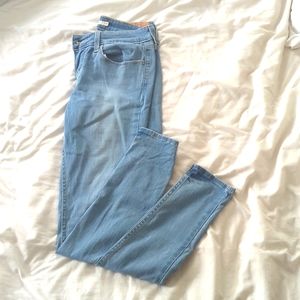 Light denim skinny Levi jeans